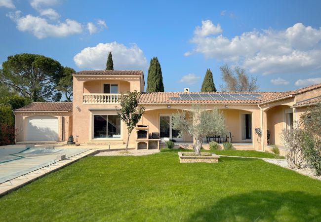 Maison à Eyguières - Maison familiale avec piscine