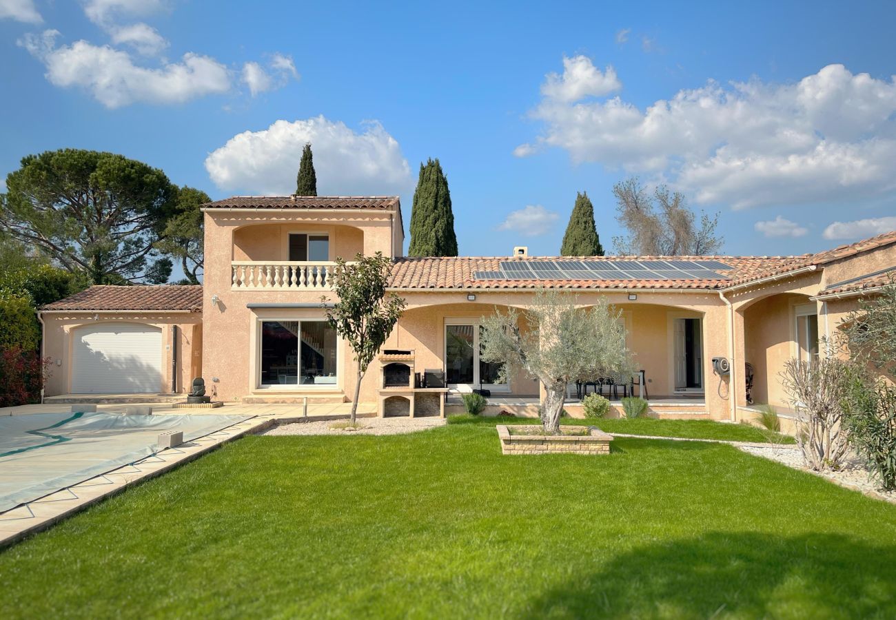 Maison à Eyguières - Maison familiale avec piscine